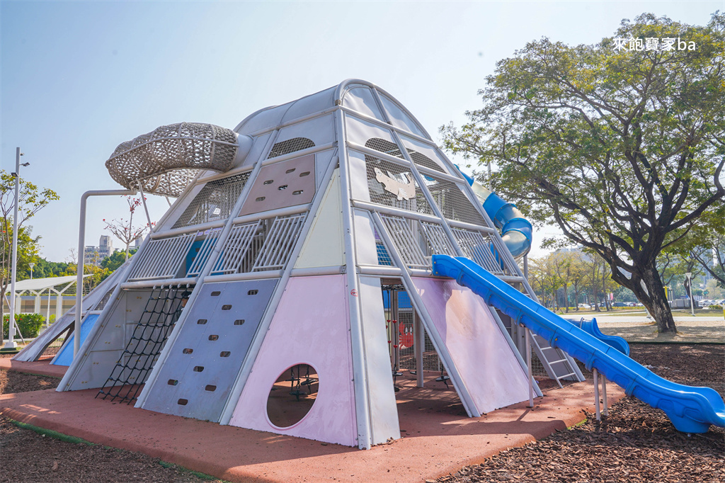高雄楠梓親子景點【藍田公園】楠梓鹽田主題遊樂場，10大遊戲區+24項設施的水陸公園 @來飽寶家ba