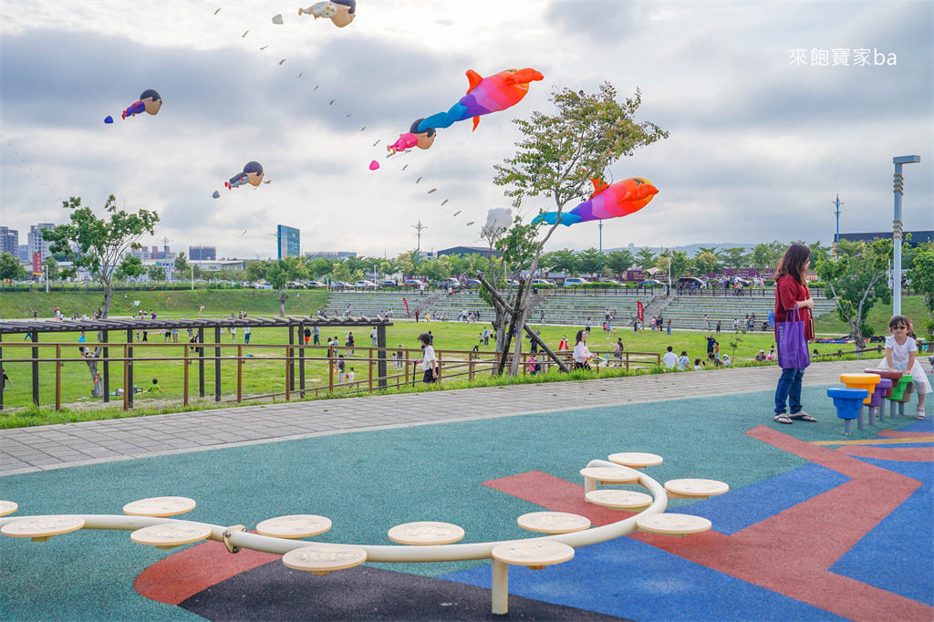 台中南屯【樂田公園】楓樹腳公園大變身~穿山甲意象攀爬組，週末滿天巨型風箏 @來飽寶家ba