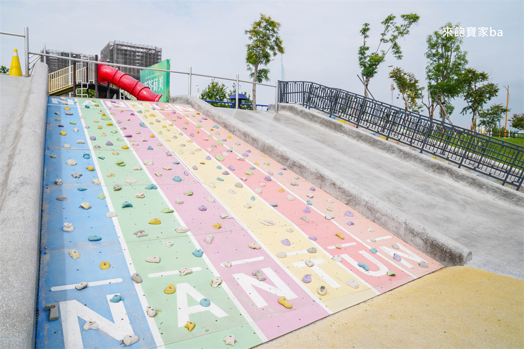 台中南屯【樂田公園】楓樹腳公園大變身~穿山甲意象攀爬組，週末滿天巨型風箏 @來飽寶家ba
