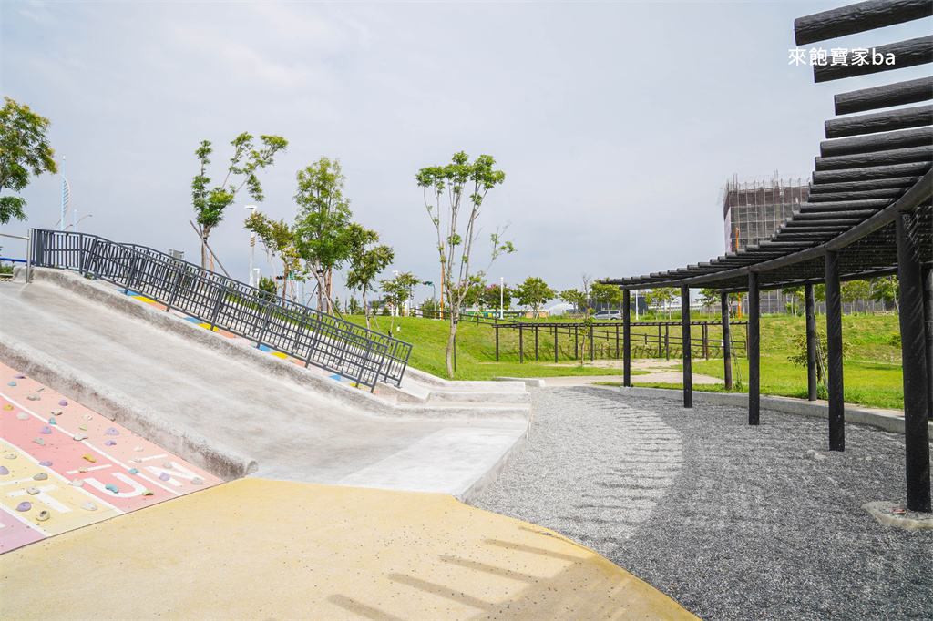 台中南屯【樂田公園】楓樹腳公園大變身~穿山甲意象攀爬組，週末滿天巨型風箏 @來飽寶家ba