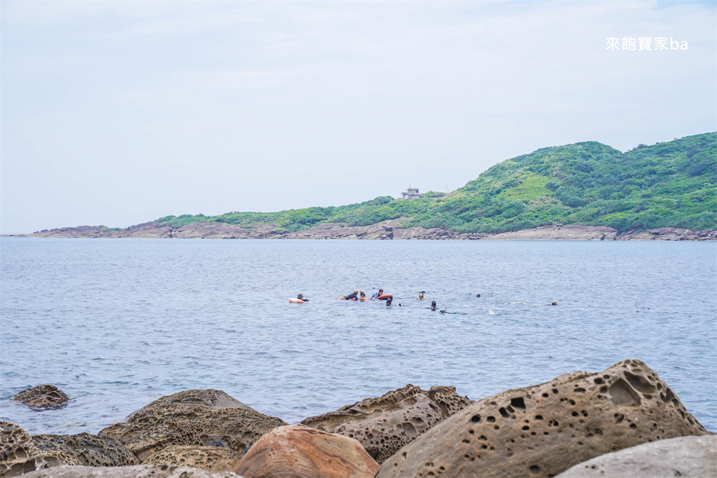 新北貢寮【福連國小】隱身卯澳灣的天然海水游泳池，免費玩水浮潛推薦 @來飽寶家ba