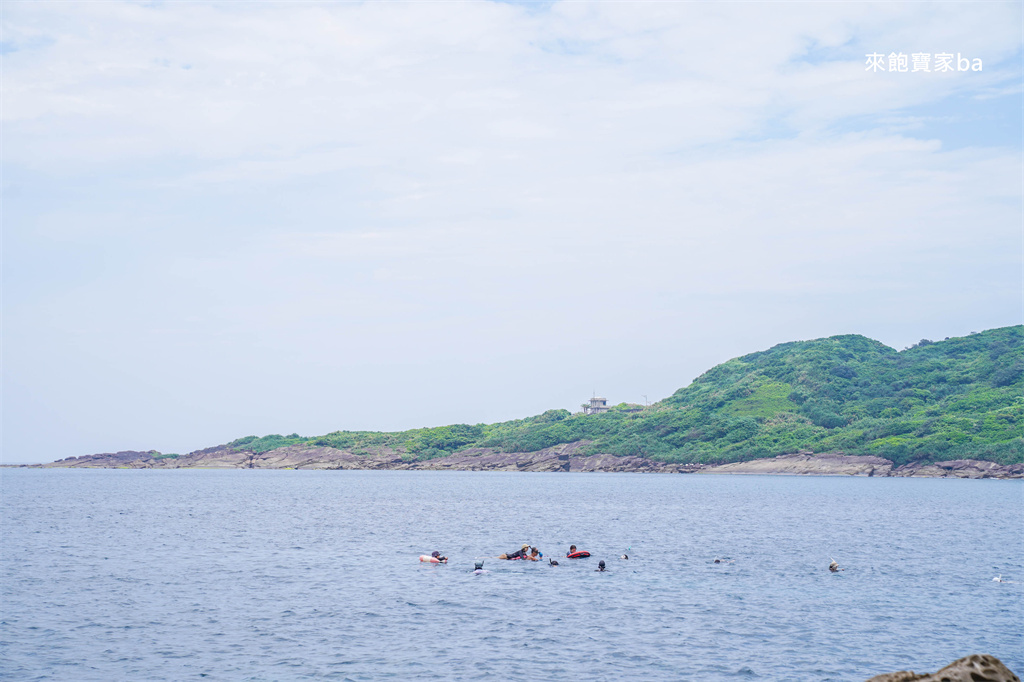 新北貢寮【福連國小】隱身卯澳灣的天然海水游泳池，免費玩水浮潛推薦 @來飽寶家ba