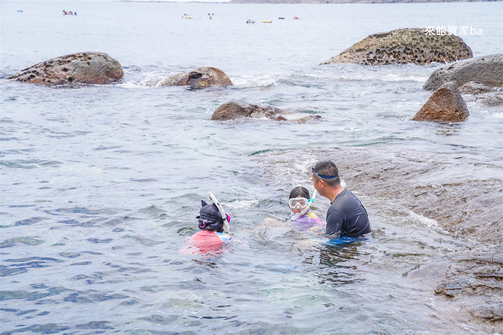 新北貢寮【福連國小】隱身卯澳灣的天然海水游泳池，免費玩水浮潛推薦 @來飽寶家ba