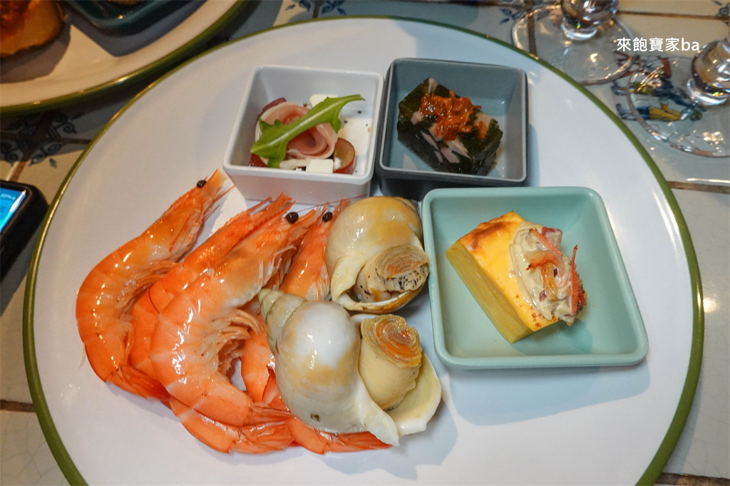 不用排隊看煙火！香港迪士尼大冒險家餐廳半自助餐評價、預約與尊榮通道全攻略 @來飽寶家ba