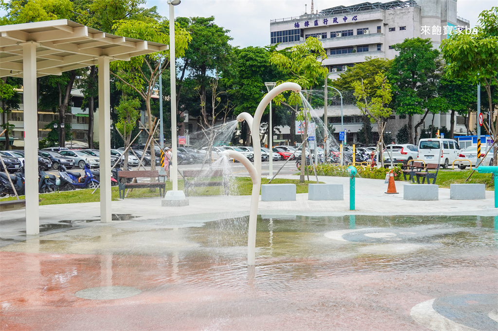 高雄楠梓【享平公園】整合地景滑水道、花灑及人力水車的免費玩水景點 @來飽寶家ba