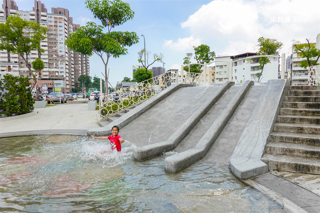 高雄楠梓【享平公園】整合地景滑水道、花灑及人力水車的免費玩水景點 @來飽寶家ba