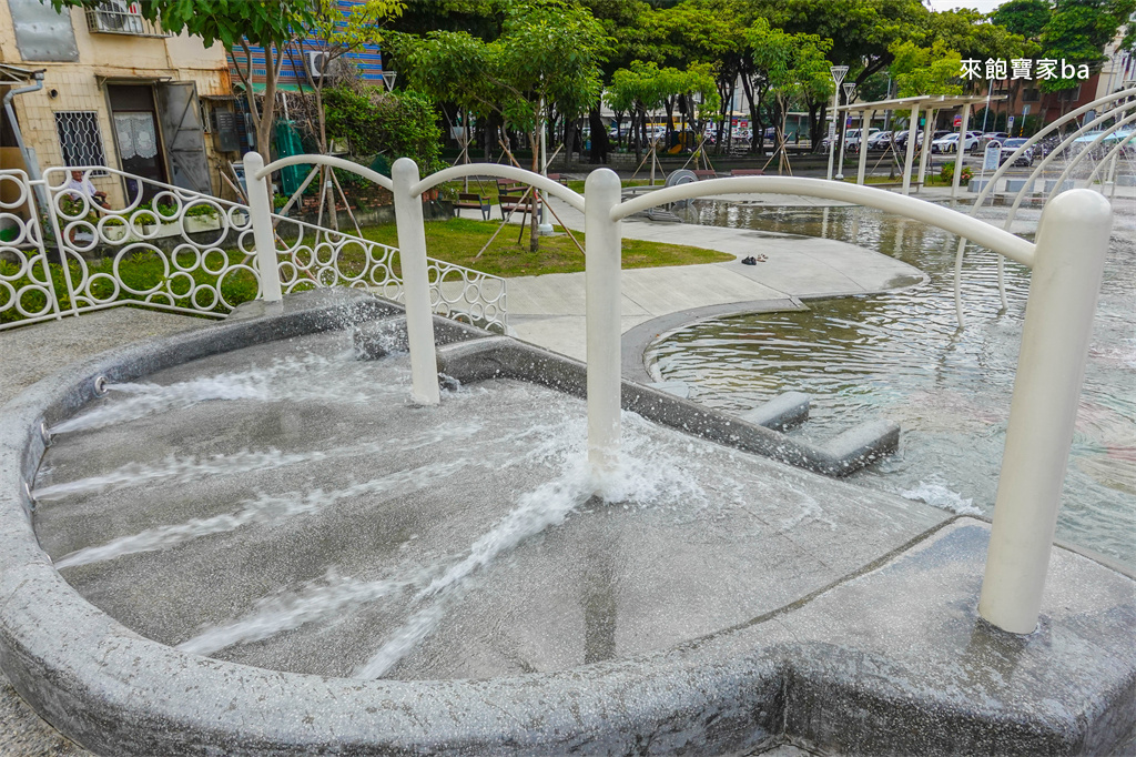 高雄楠梓【享平公園】整合地景滑水道、花灑及人力水車的免費玩水景點 @來飽寶家ba