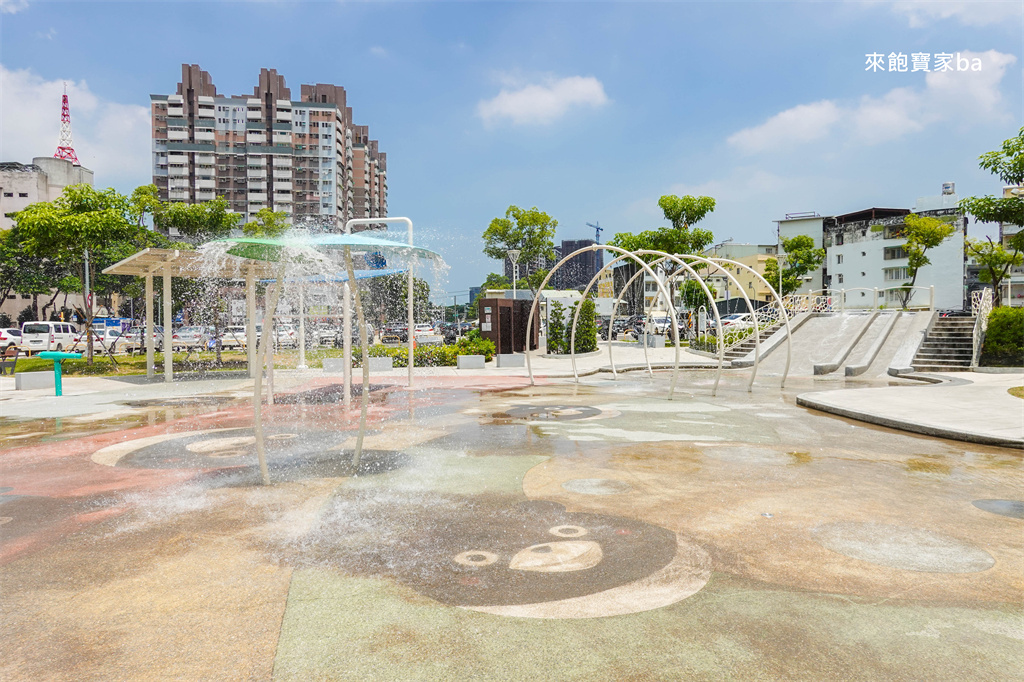 高雄楠梓【享平公園】整合地景滑水道、花灑及人力水車的免費玩水景點 @來飽寶家ba