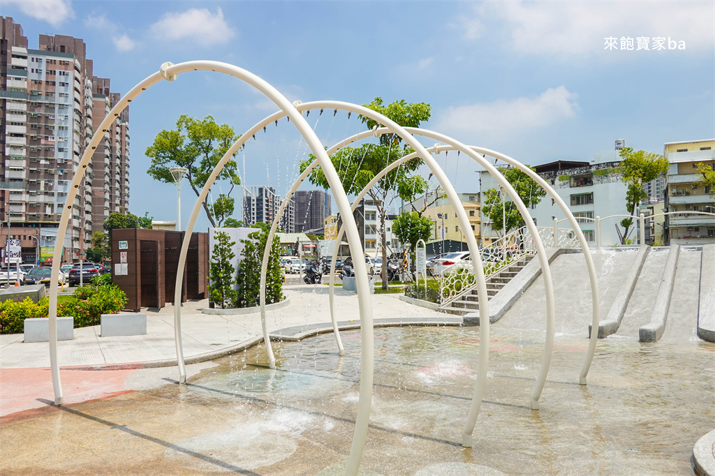 高雄楠梓【享平公園】整合地景滑水道、花灑及人力水車的免費玩水景點 @來飽寶家ba