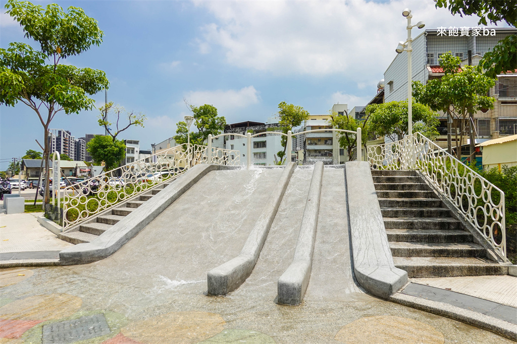 高雄楠梓【享平公園】整合地景滑水道、花灑及人力水車的免費玩水景點 @來飽寶家ba