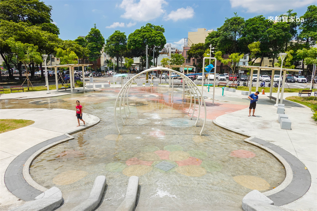 高雄楠梓【享平公園】整合地景滑水道、花灑及人力水車的免費玩水景點 @來飽寶家ba
