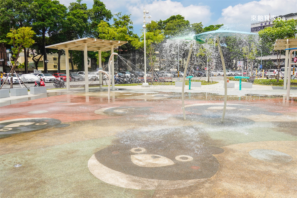 高雄楠梓【享平公園】整合地景滑水道、花灑及人力水車的免費玩水景點 @來飽寶家ba