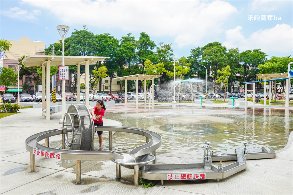 高雄楠梓【享平公園】整合地景滑水道、花灑及人力水車的免費玩水景點 @來飽寶家ba
