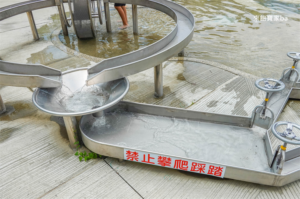 高雄楠梓【享平公園】整合地景滑水道、花灑及人力水車的免費玩水景點 @來飽寶家ba