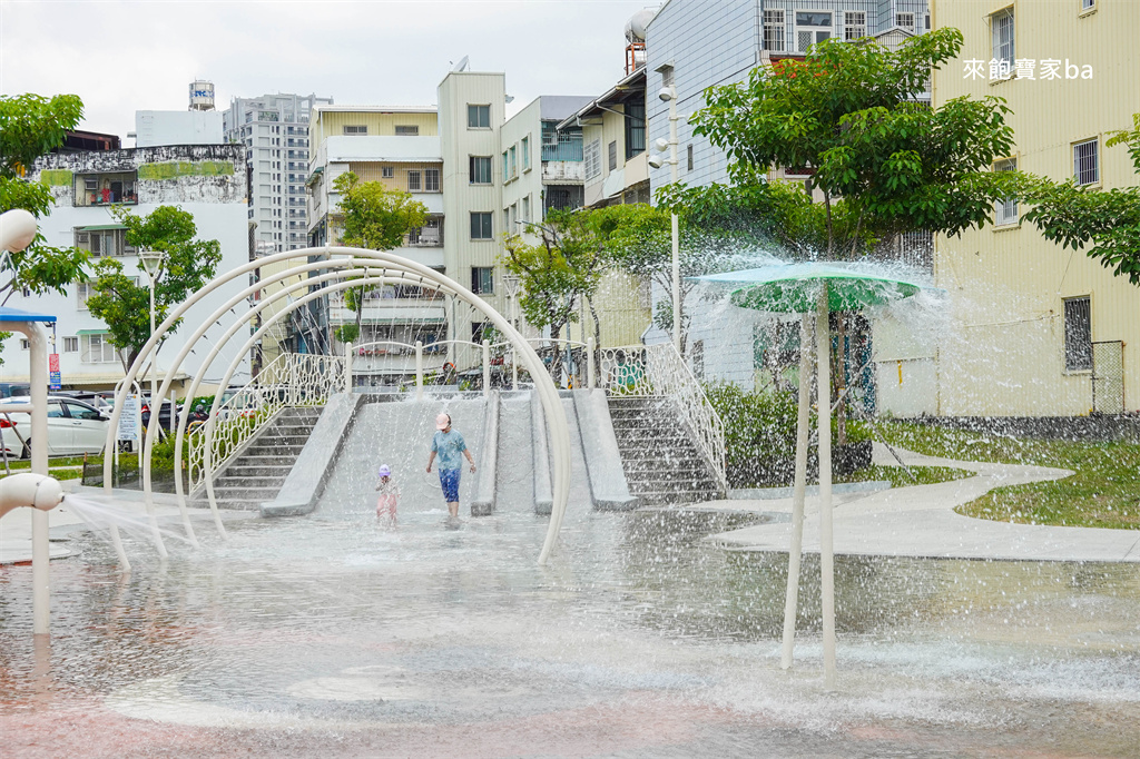 高雄楠梓【享平公園】整合地景滑水道、花灑及人力水車的免費玩水景點 @來飽寶家ba