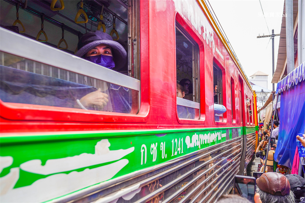 曼谷景點【美功鐵道市場】Maeklong Railway Market ：最新火車時間、交通包車、周邊一日遊攻略 @來飽寶家ba