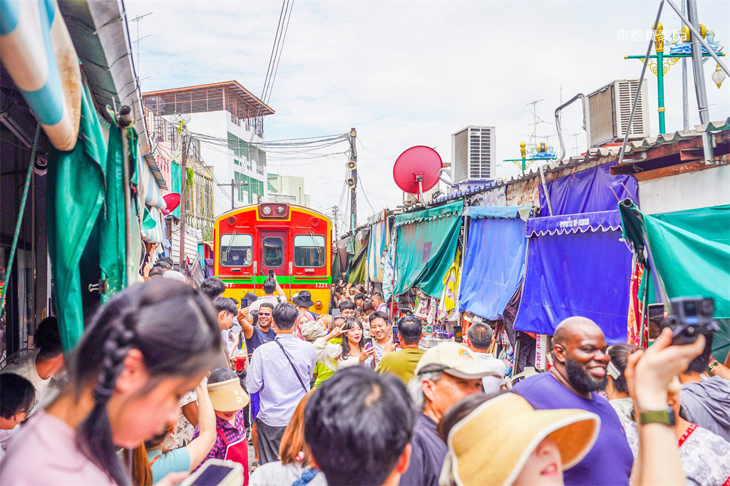 曼谷景點【美功鐵道市場】Maeklong Railway Market ：最新火車時間、交通包車、周邊一日遊攻略 @來飽寶家ba