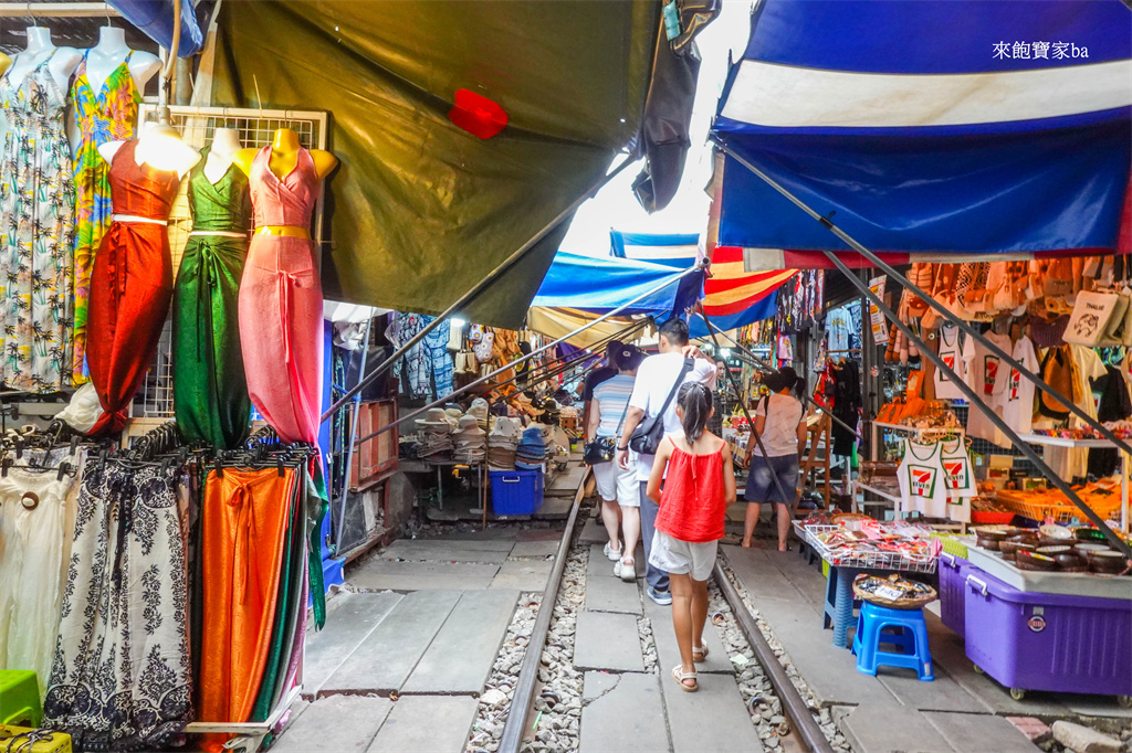 曼谷景點【美功鐵道市場】Maeklong Railway Market ：最新火車時間、交通包車、周邊一日遊攻略 @來飽寶家ba