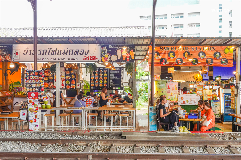 曼谷景點【美功鐵道市場】Maeklong Railway Market ：最新火車時間、交通包車、周邊一日遊攻略 @來飽寶家ba