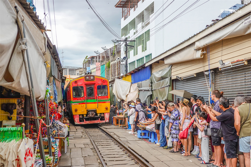 曼谷景點【美功鐵道市場】Maeklong Railway Market ：最新火車時間、交通包車、周邊一日遊攻略 @來飽寶家ba