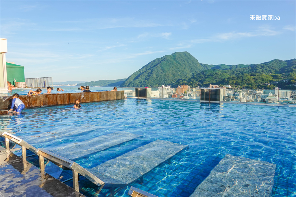 別府住宿推薦【AMANEK別府YULA-RE】近JR別府站，頂樓無邊際泳池，免費迎賓飲料 @來飽寶家ba