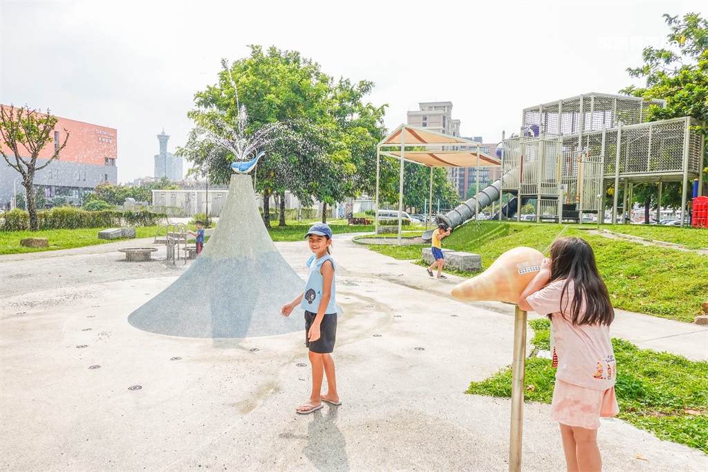 台中免費玩水景點【干城海螺水公園】LaLaport旁水陸遊戲場！ @來飽寶家ba