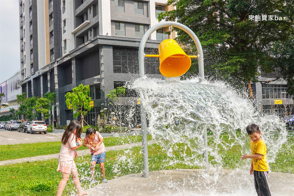台中免費玩水景點【干城海螺水公園】LaLaport旁水陸遊戲場！ @來飽寶家ba