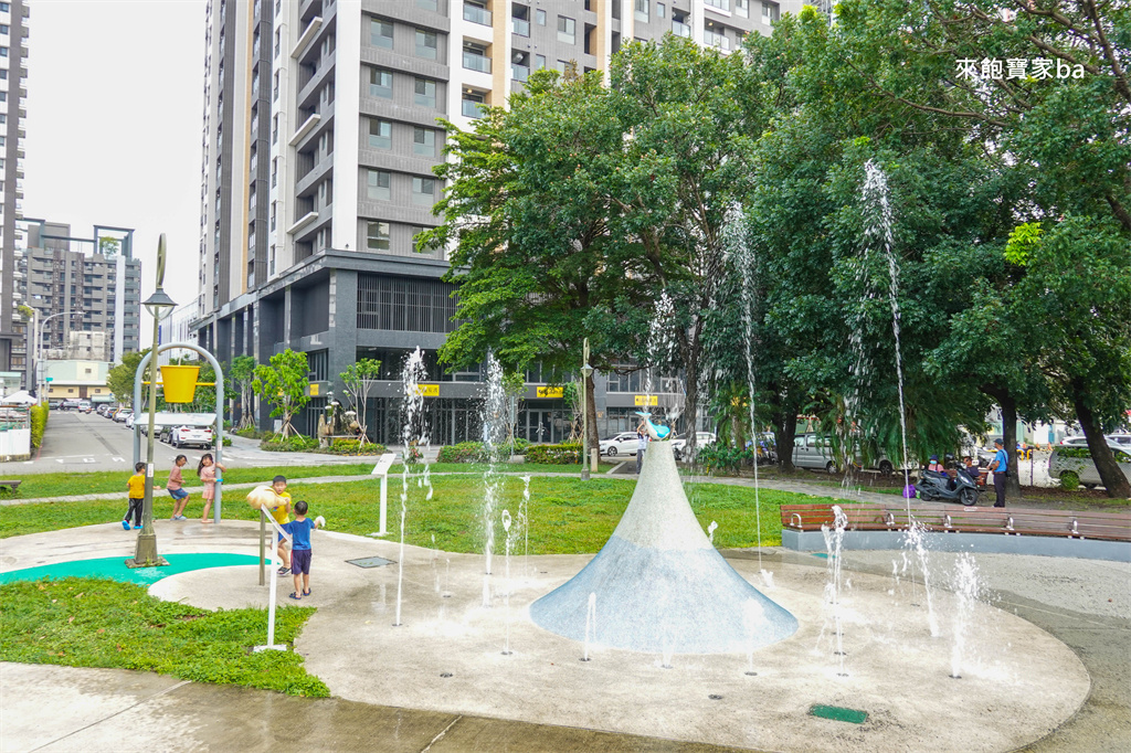 台中免費玩水景點【干城海螺水公園】LaLaport旁水陸遊戲場！ @來飽寶家ba