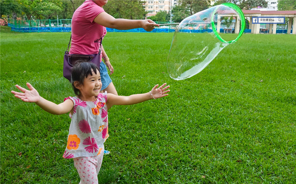 泡泡濃縮液經SGS檢驗安全無毒，大泡泡風靡全公園，遛小孩神器無誤！泡泡表演 泡泡秀 泡泡達人 親子活動 露營活動的專家泡泡奇蹟 @來飽寶家ba