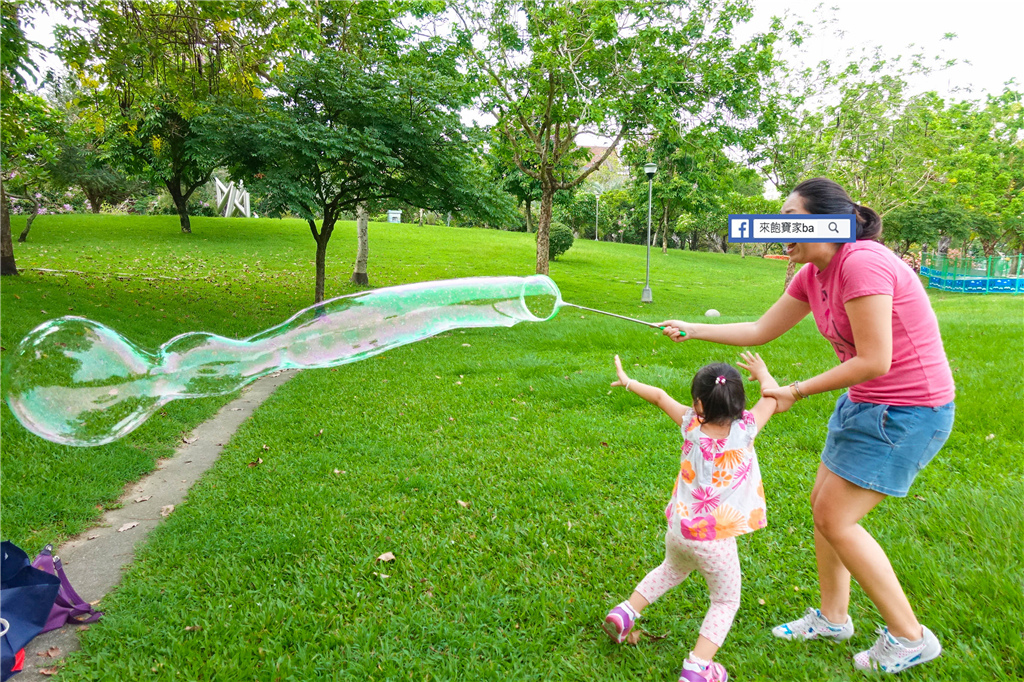 泡泡濃縮液經SGS檢驗安全無毒，大泡泡風靡全公園，遛小孩神器無誤！泡泡表演 泡泡秀 泡泡達人 親子活動 露營活動的專家泡泡奇蹟 @來飽寶家ba