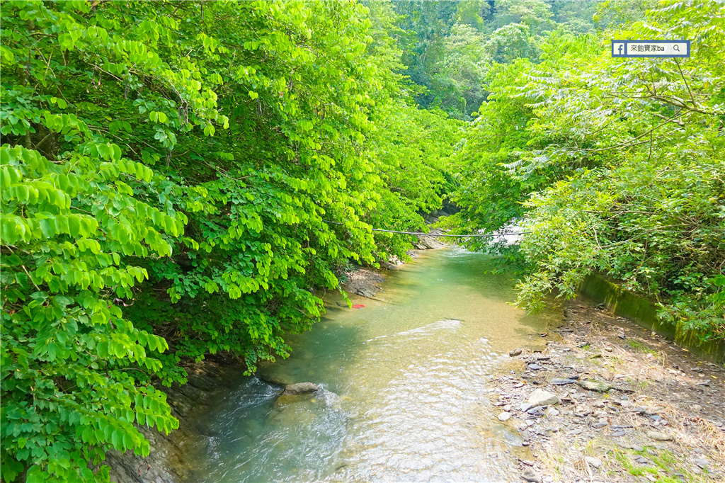 【屏東景點】涼山瀑布｜彩虹巴士、彩繪階梯超好拍，闖進魔戒哈比人村賞瀑去！ @來飽寶家ba