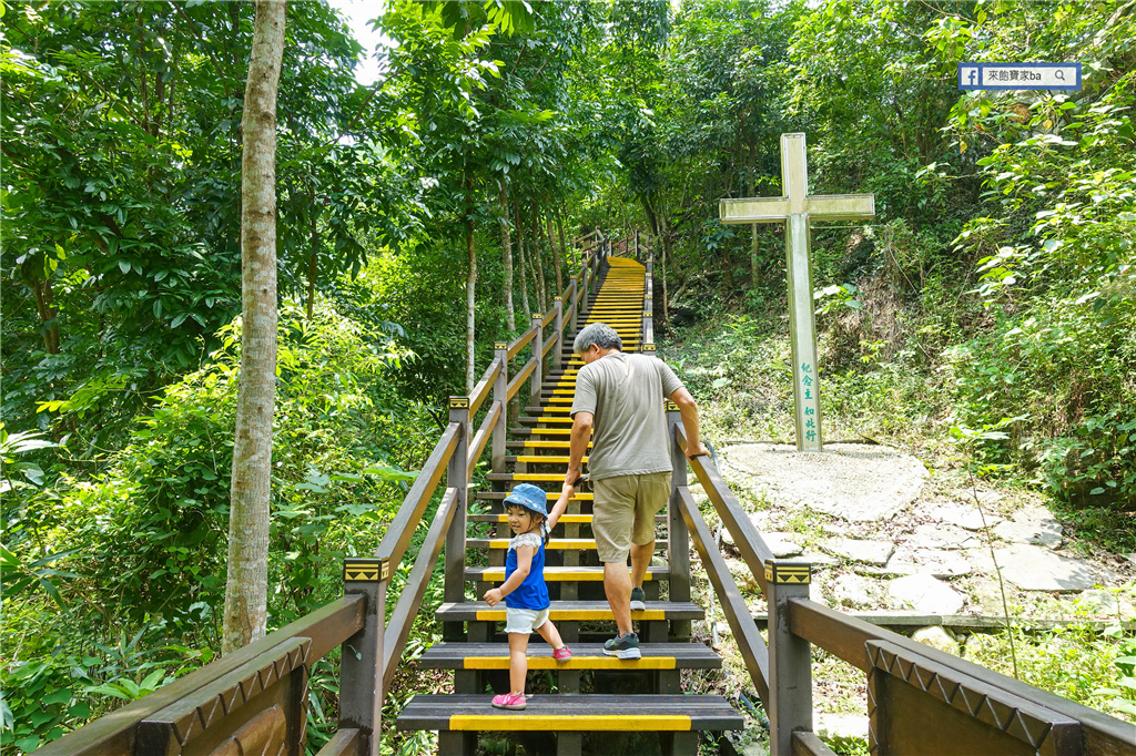 【屏東景點】涼山瀑布｜彩虹巴士、彩繪階梯超好拍，闖進魔戒哈比人村賞瀑去！ @來飽寶家ba