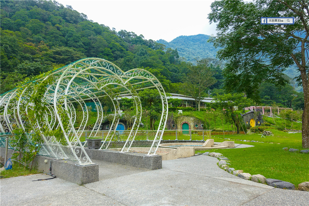 【屏東景點】涼山瀑布｜彩虹巴士、彩繪階梯超好拍，闖進魔戒哈比人村賞瀑去！ @來飽寶家ba