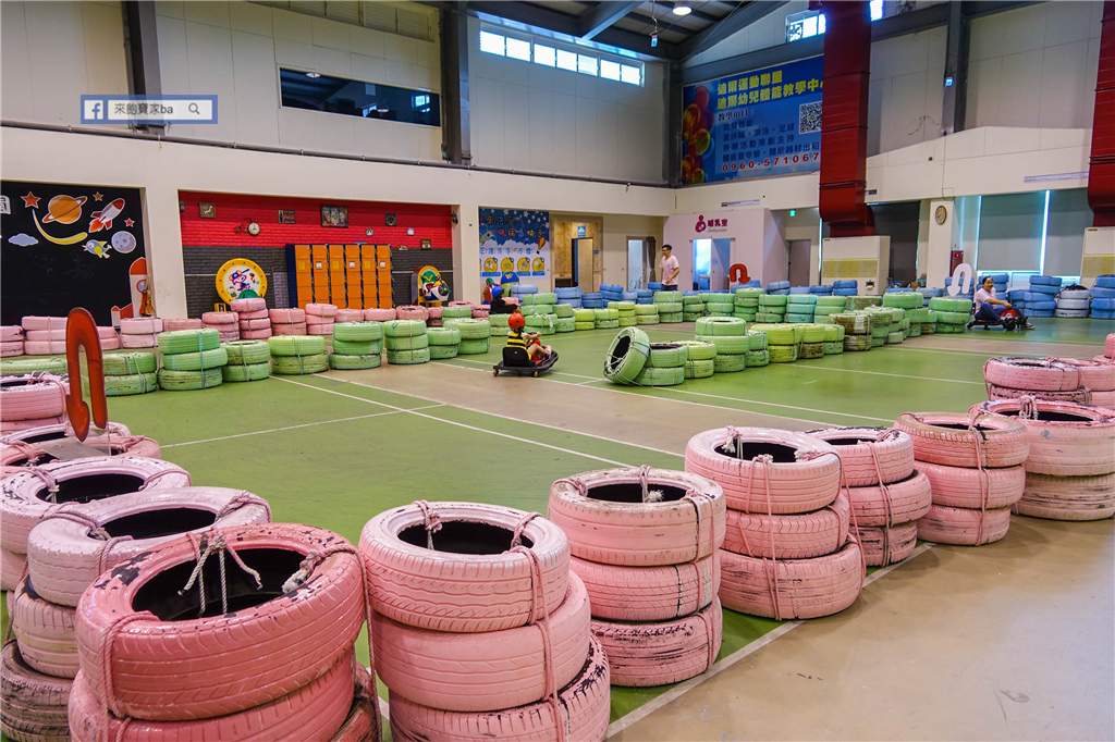 小飛親子遊樂園｜台中室內親子樂園｜幼兒可玩的甩尾車、球池與數座溜滑梯，極限攀爬、空中吊樁等肌耐力設施 @來飽寶家ba