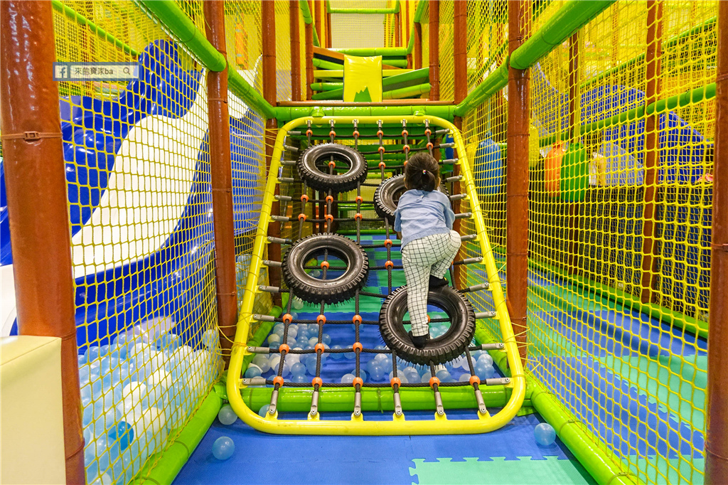 小飛親子遊樂園｜台中室內親子樂園｜幼兒可玩的甩尾車、球池與數座溜滑梯，極限攀爬、空中吊樁等肌耐力設施 @來飽寶家ba