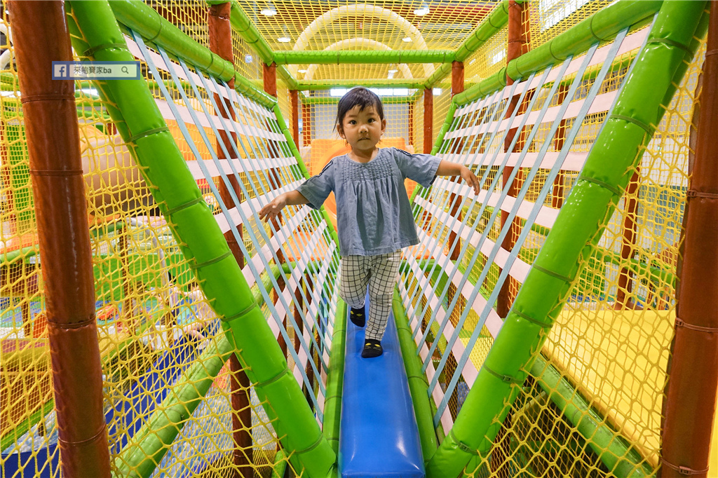 小飛親子遊樂園｜台中室內親子樂園｜幼兒可玩的甩尾車、球池與數座溜滑梯，極限攀爬、空中吊樁等肌耐力設施 @來飽寶家ba