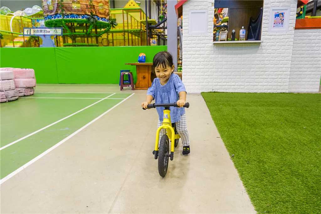 小飛親子遊樂園｜台中室內親子樂園｜幼兒可玩的甩尾車、球池與數座溜滑梯，極限攀爬、空中吊樁等肌耐力設施 @來飽寶家ba