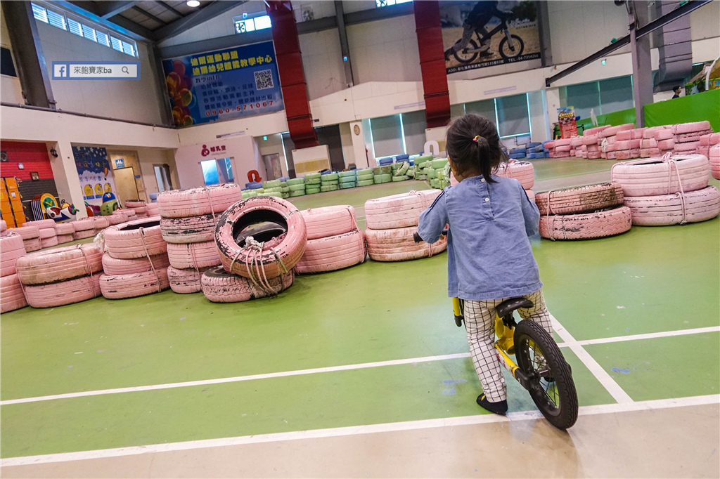 小飛親子遊樂園｜台中室內親子樂園｜幼兒可玩的甩尾車、球池與數座溜滑梯，極限攀爬、空中吊樁等肌耐力設施 @來飽寶家ba