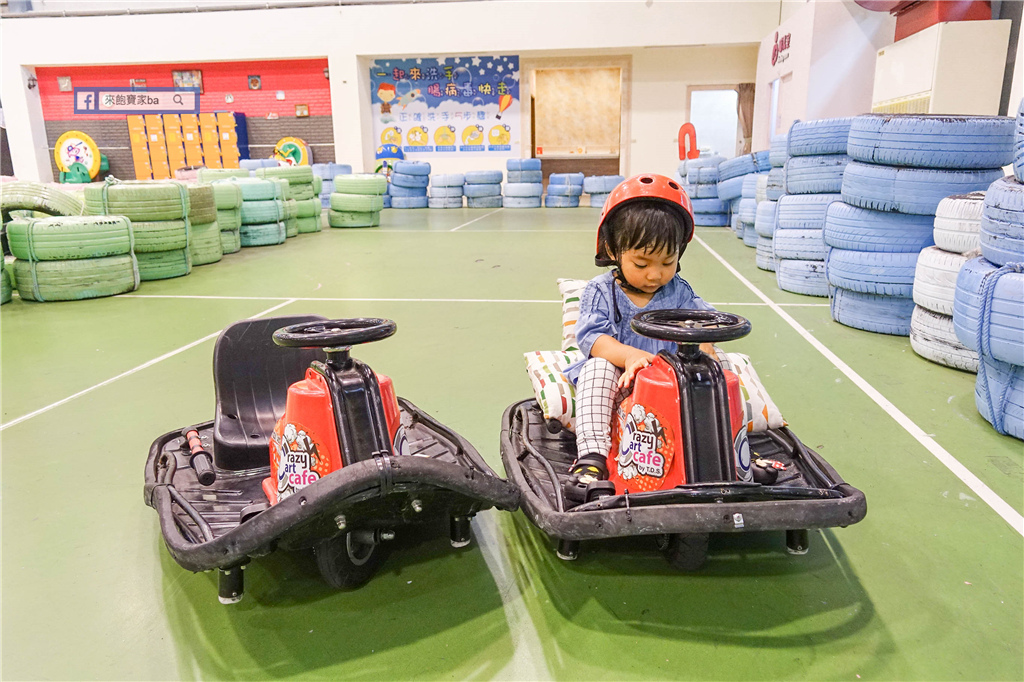 小飛親子遊樂園｜台中室內親子樂園｜幼兒可玩的甩尾車、球池與數座溜滑梯，極限攀爬、空中吊樁等肌耐力設施 @來飽寶家ba