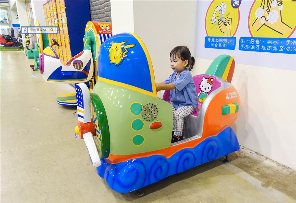 小飛親子遊樂園｜台中室內親子樂園｜幼兒可玩的甩尾車、球池與數座溜滑梯，極限攀爬、空中吊樁等肌耐力設施 @來飽寶家ba