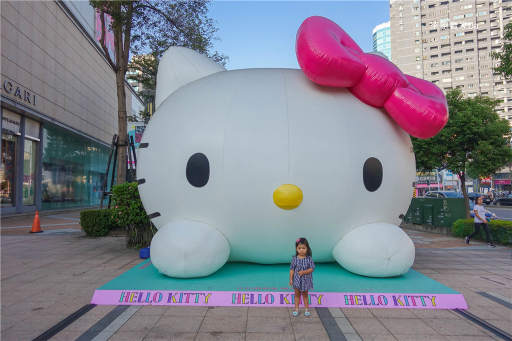 【2018高雄聖誕節】漢神巨蛋13米高聖誕樹X HELLO KITTY幸福夢想嘉年華，粉嫩嫩超好拍！ @來飽寶家ba