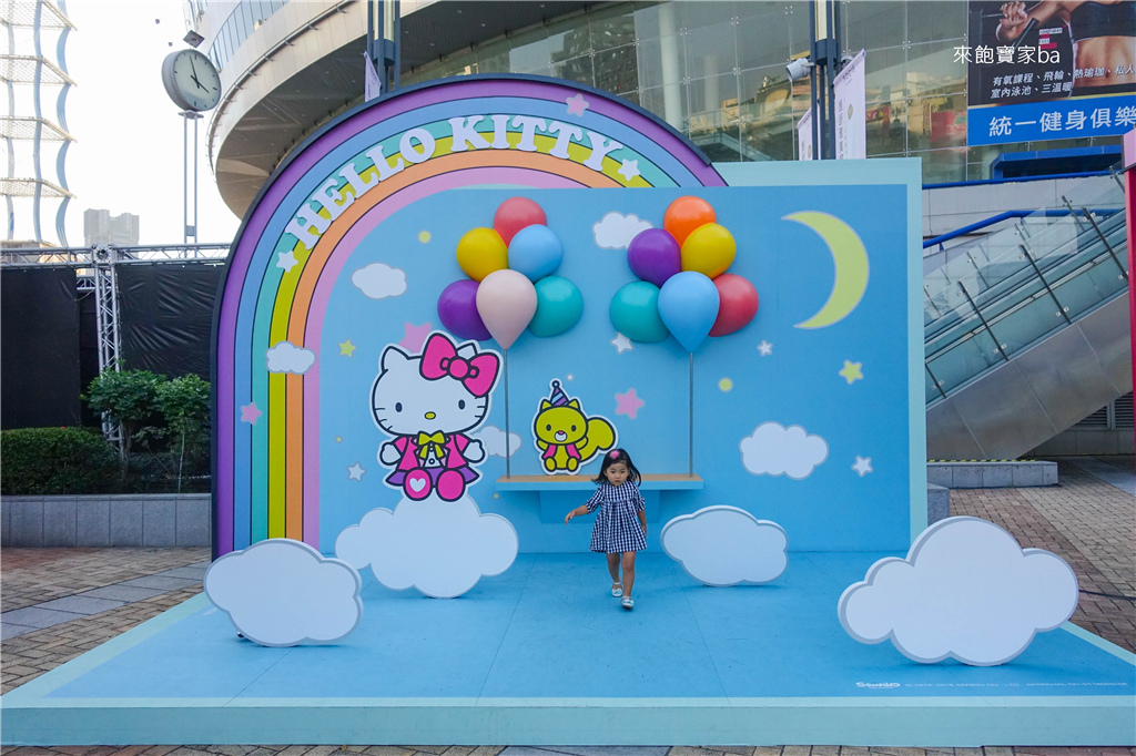 【2018高雄聖誕節】漢神巨蛋13米高聖誕樹X HELLO KITTY幸福夢想嘉年華，粉嫩嫩超好拍！ @來飽寶家ba