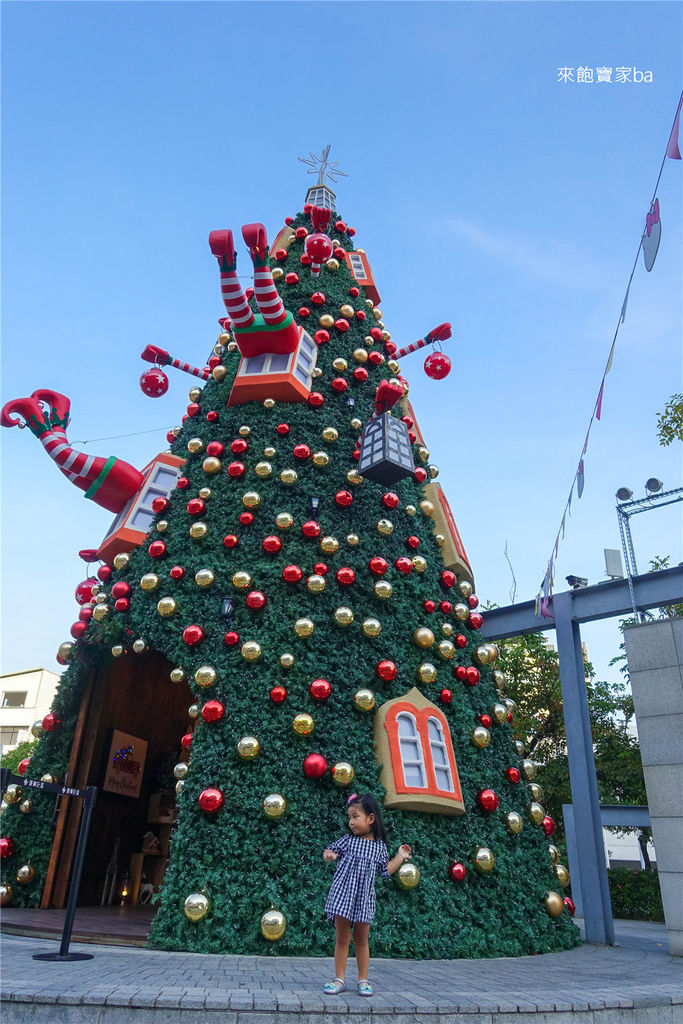 【2018高雄聖誕節】漢神巨蛋13米高聖誕樹X HELLO KITTY幸福夢想嘉年華，粉嫩嫩超好拍！ @來飽寶家ba