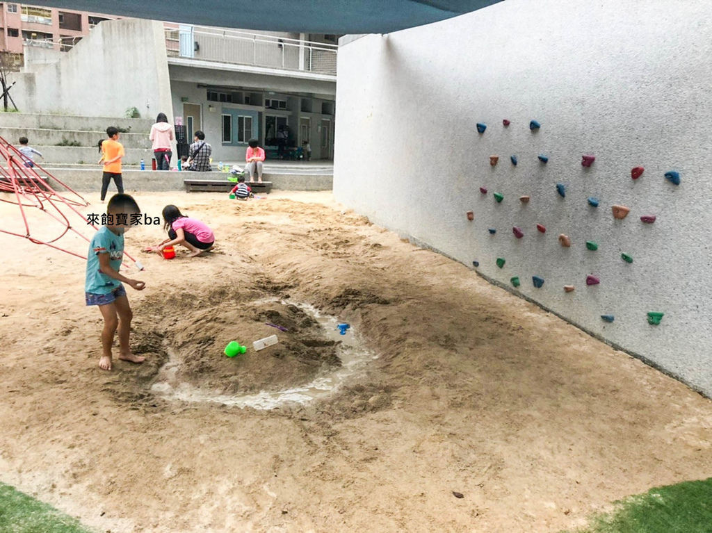 【高雄兒童遊戲場】河堤國小比公園好玩，三角錐繩索、旋轉椅、溜滑梯，高雄免費遛小孩新去處！ @來飽寶家ba