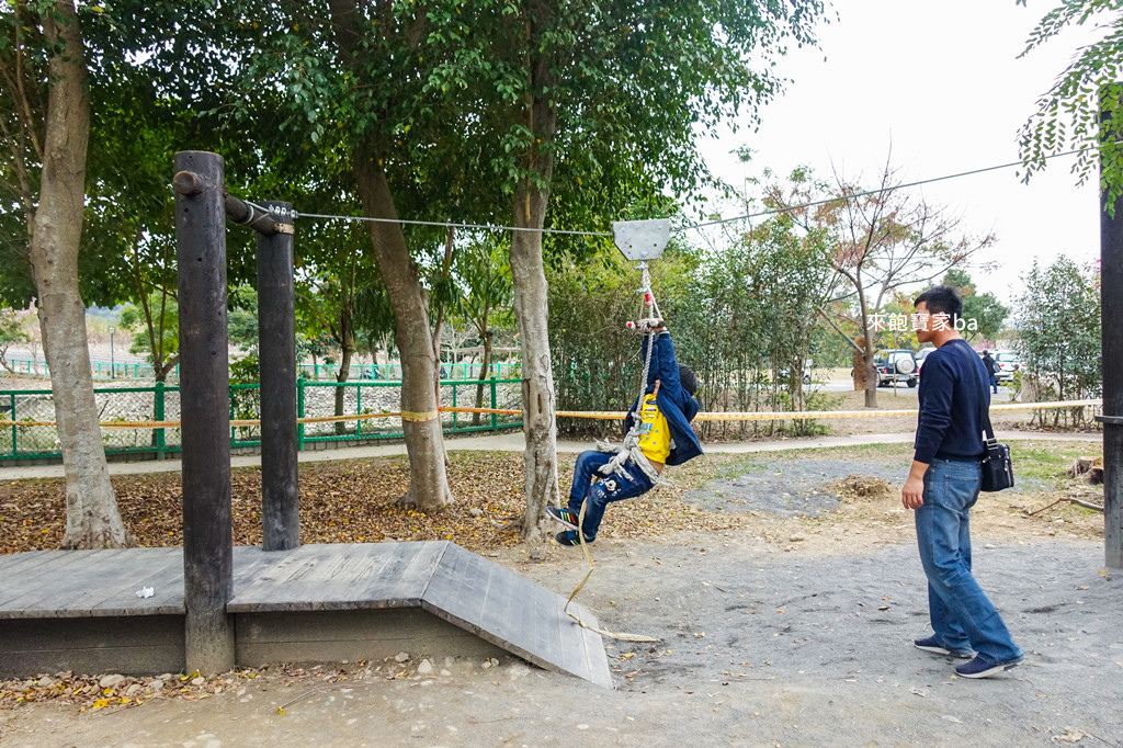 【南投親子景點】草屯兒童公園2.0升級新增滑索、三角錐攀爬架、木製平衡木，戰車、幸福鐘好玩又好拍的南投景點 @來飽寶家ba