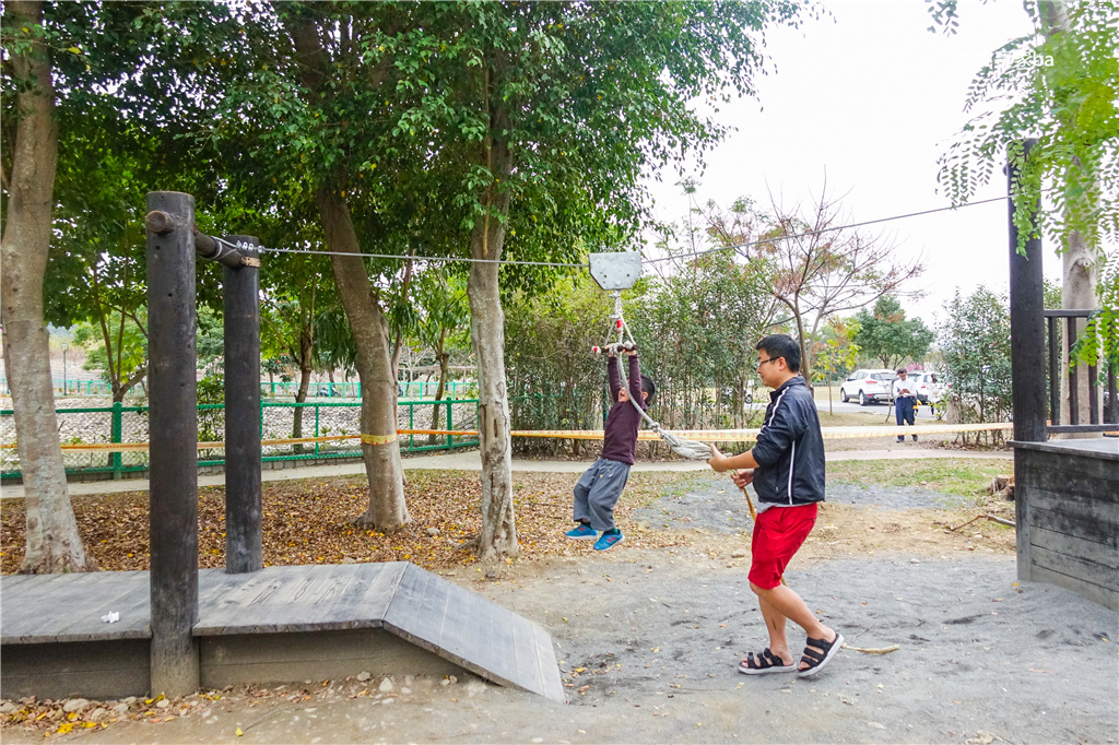 【南投親子景點】草屯兒童公園2.0升級新增滑索、三角錐攀爬架、木製平衡木，戰車、幸福鐘好玩又好拍的南投景點 @來飽寶家ba