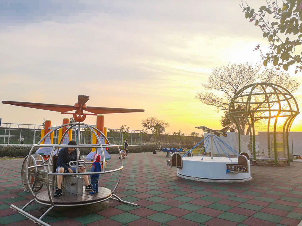 【台南親子景點】大恩特色公園｜直升機、旋轉飛機、太空梭鞦韆，遊具融入航空意象，台南飛機主題特色公園！ @來飽寶家ba