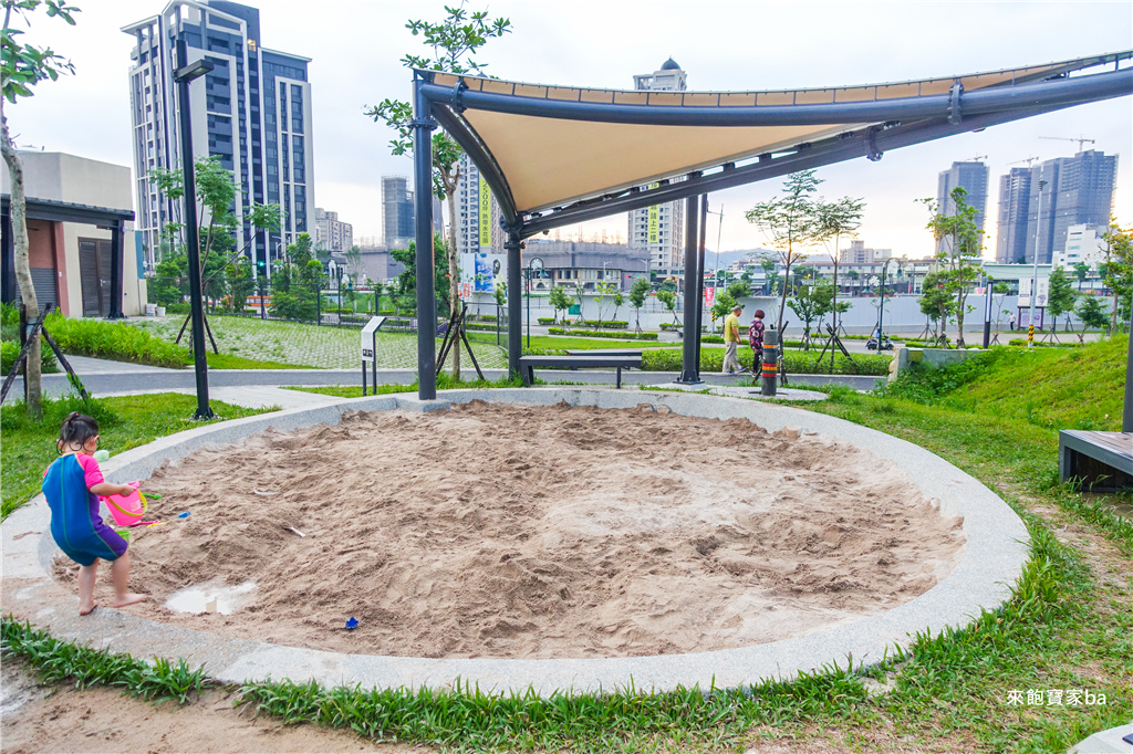 【新北特色公園】斬龍山遺址文化公園｜沙坑、磨石子溜滑梯，噴泉夜間加碼燈光秀，玩水免費親子新去處！ @來飽寶家ba