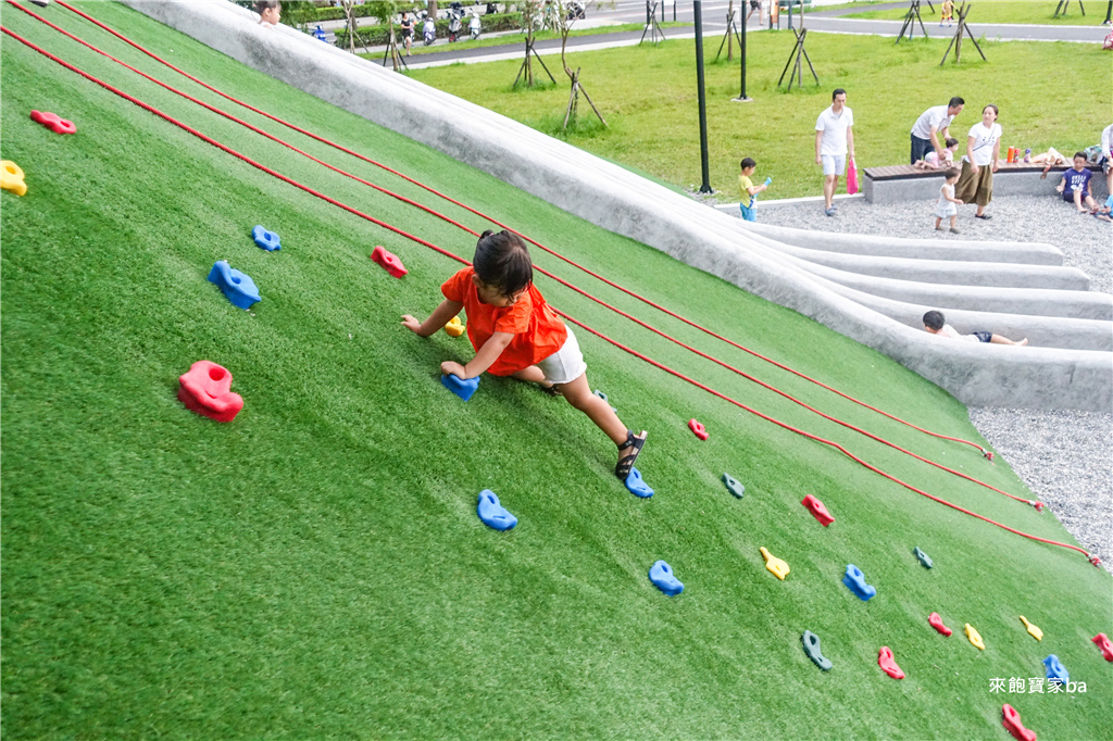 【新北特色公園】斬龍山遺址文化公園｜沙坑、磨石子溜滑梯，噴泉夜間加碼燈光秀，玩水免費親子新去處！ @來飽寶家ba