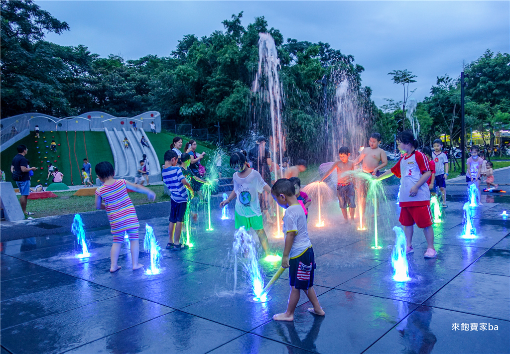 【新北特色公園】斬龍山遺址文化公園｜沙坑、磨石子溜滑梯，噴泉夜間加碼燈光秀，玩水免費親子新去處！ @來飽寶家ba